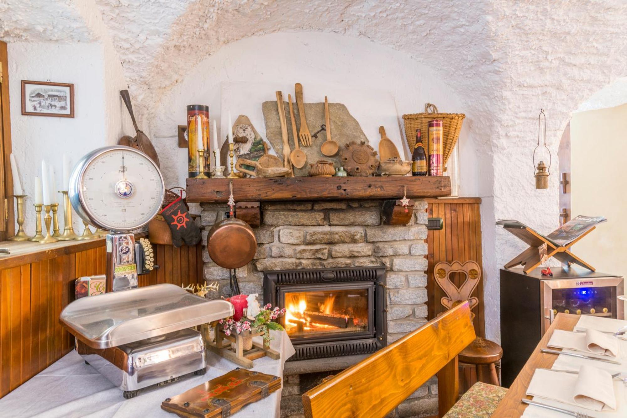 La Placette - Albergo Diffuso E Trattoria Usseaux Екстер'єр фото