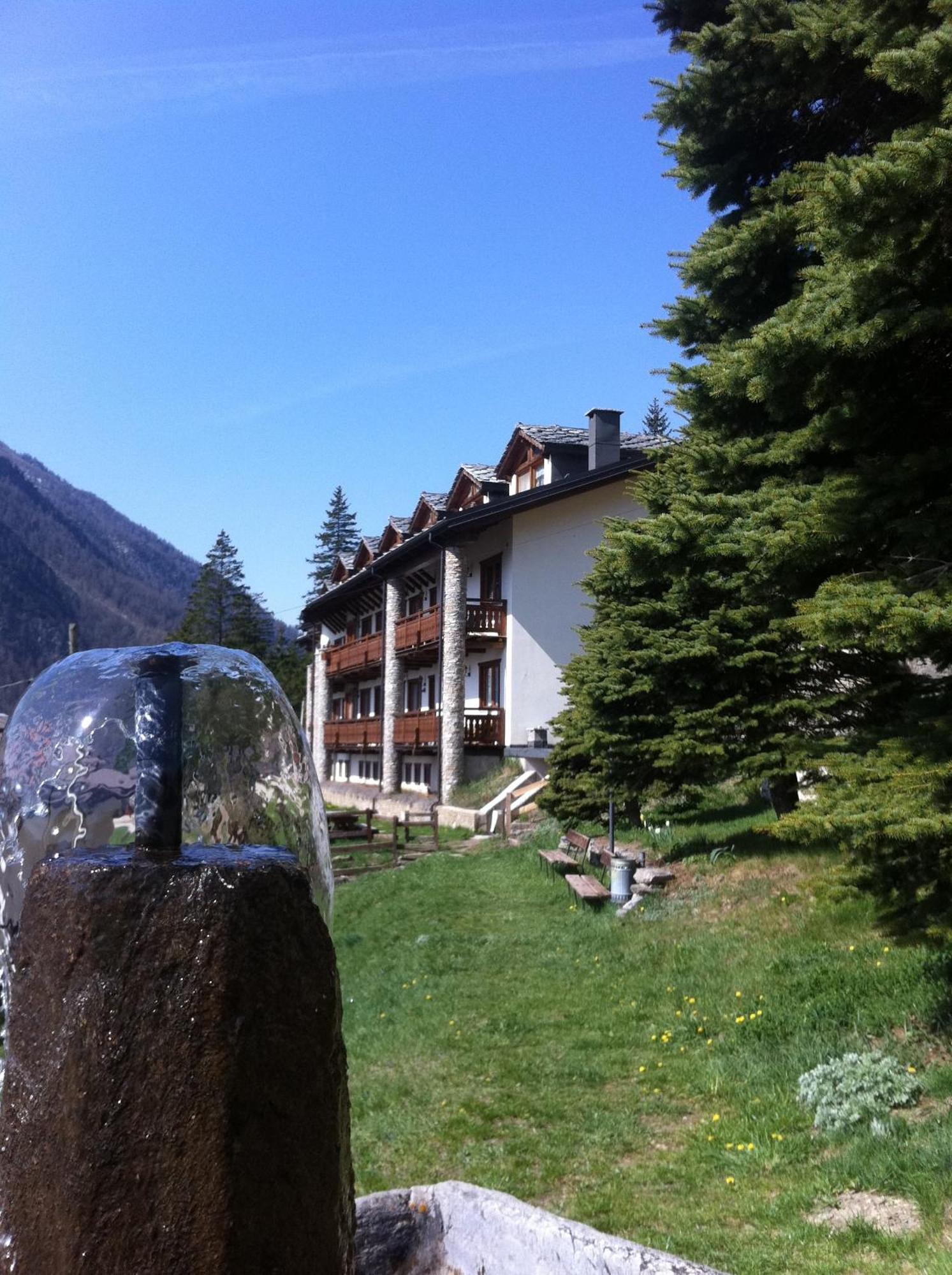 La Placette - Albergo Diffuso E Trattoria Usseaux Екстер'єр фото