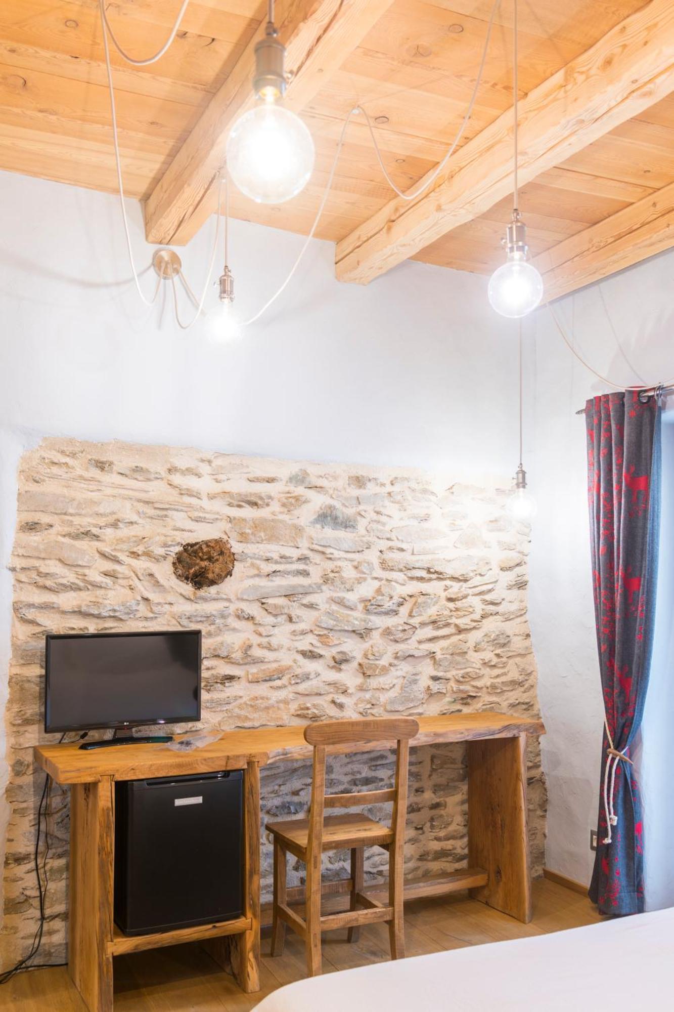 La Placette - Albergo Diffuso E Trattoria Usseaux Екстер'єр фото