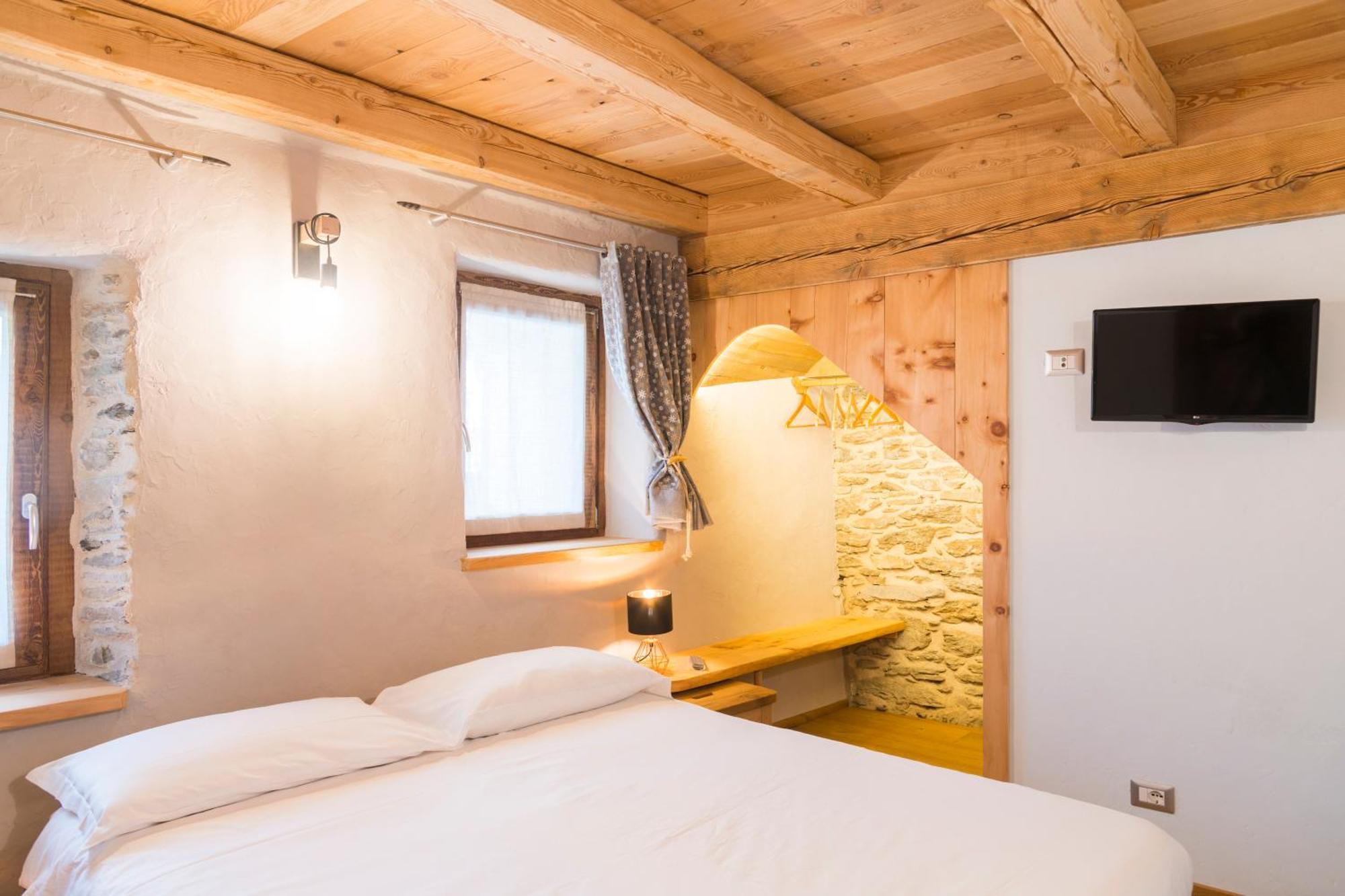 La Placette - Albergo Diffuso E Trattoria Usseaux Екстер'єр фото