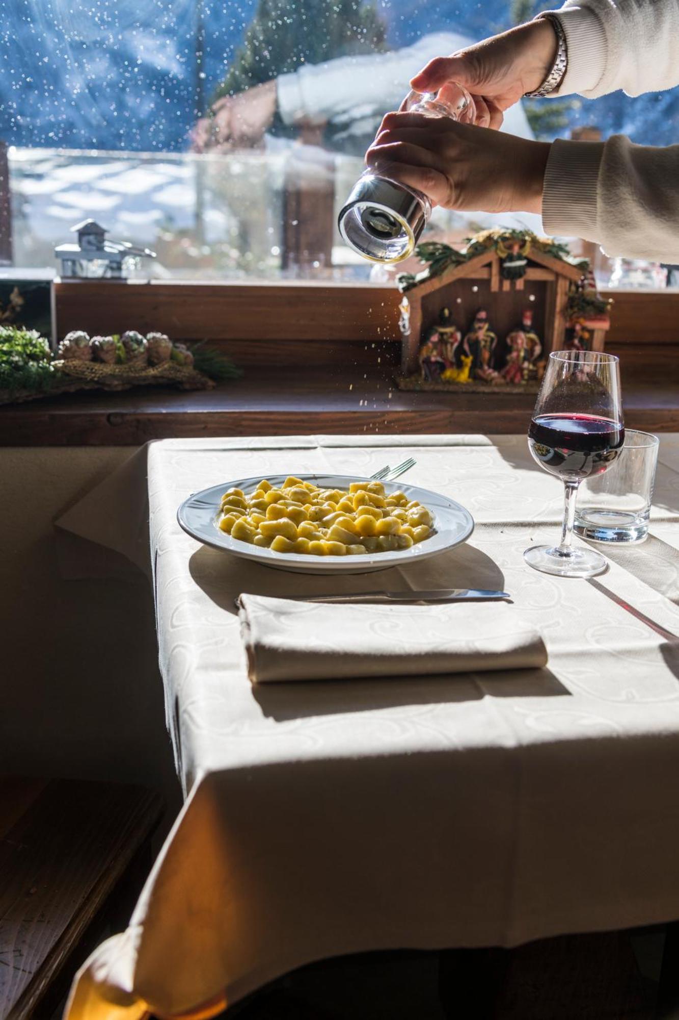 La Placette - Albergo Diffuso E Trattoria Usseaux Екстер'єр фото