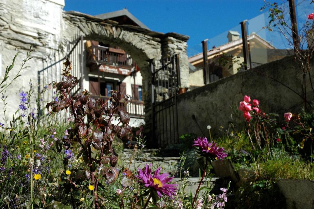 La Placette - Albergo Diffuso E Trattoria Usseaux Екстер'єр фото